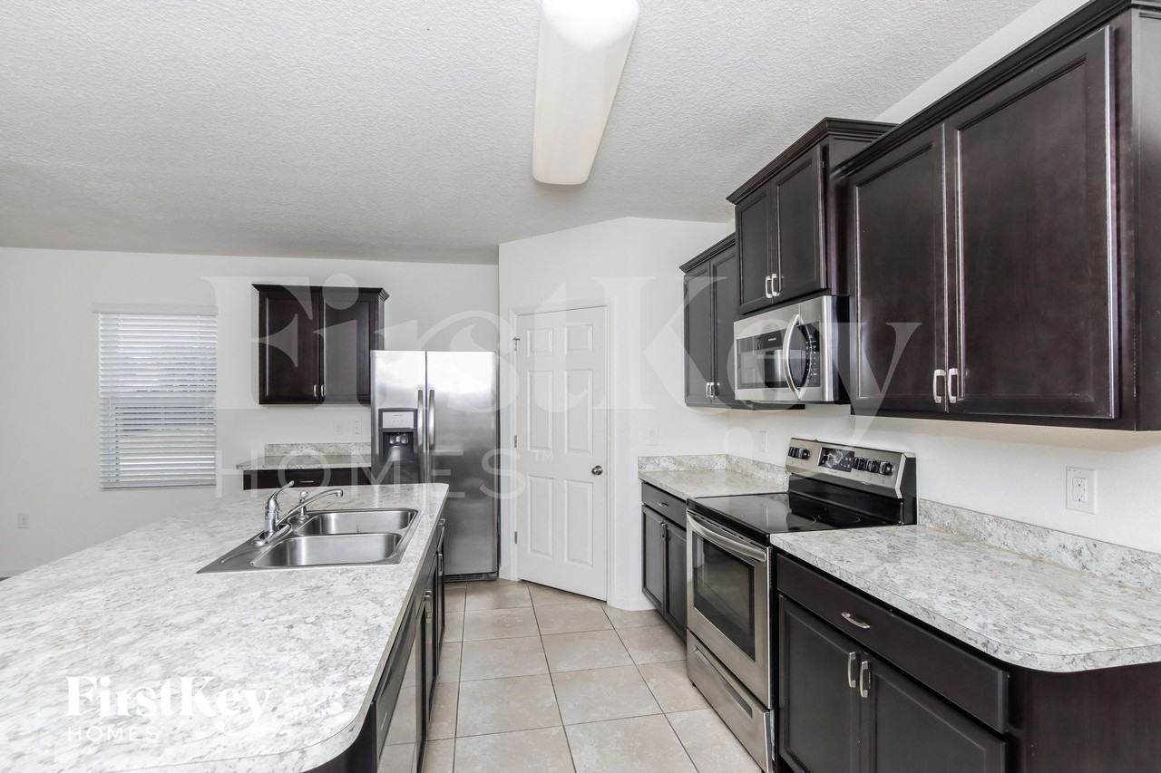 374 Sauders Rd Se - Photo 6 of 15