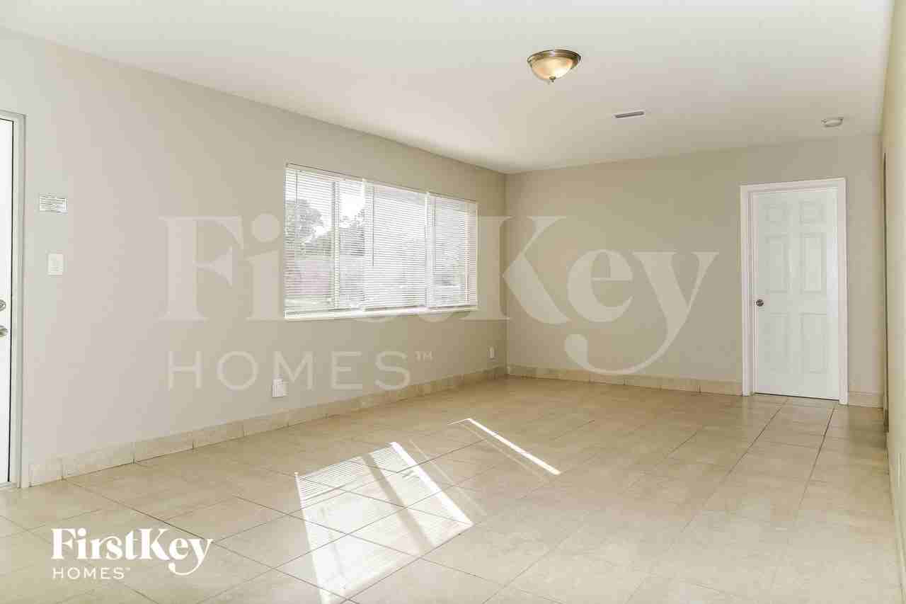 2441 Nw 182nd Ter - Photo 5 of 14