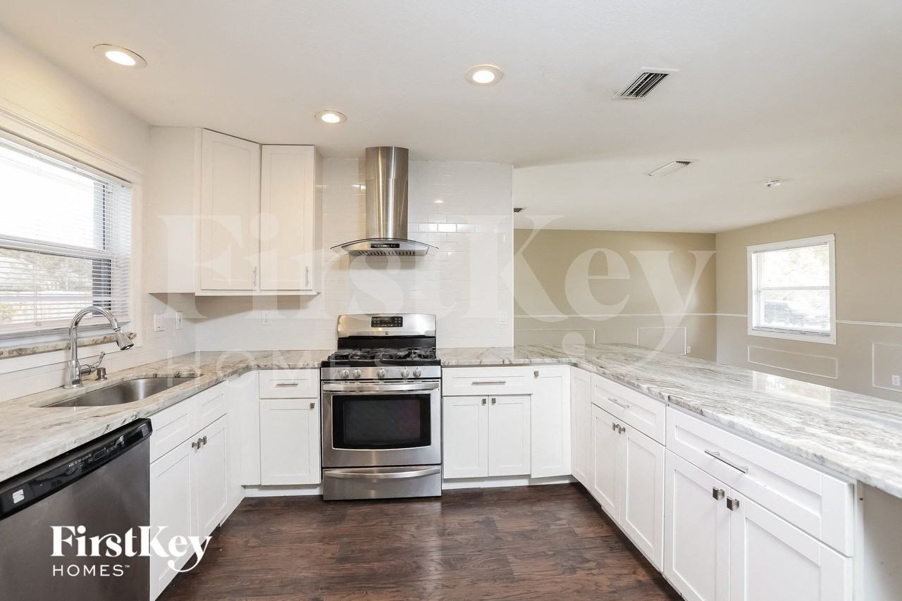 240 Donegal Ave - Photo 5 of 15