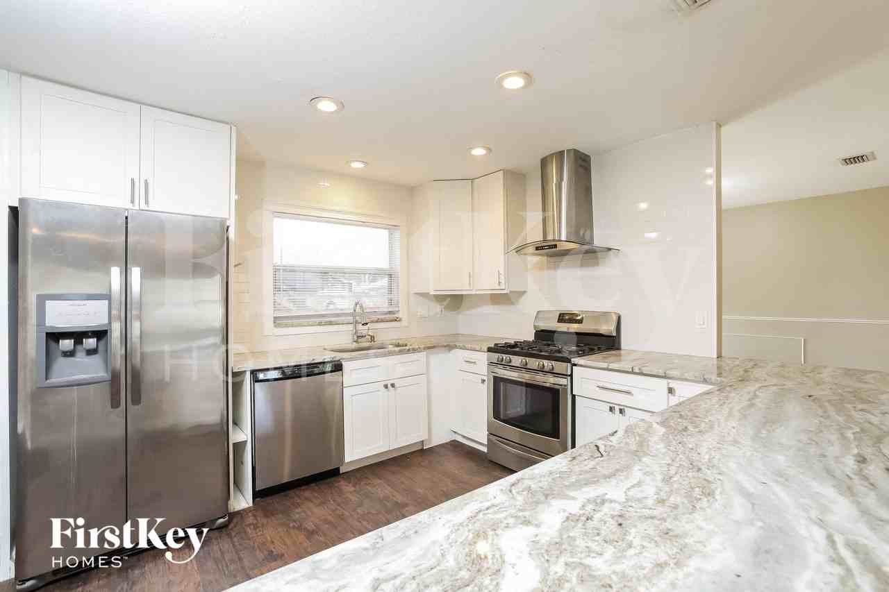 240 Donegal Ave - Photo 6 of 15