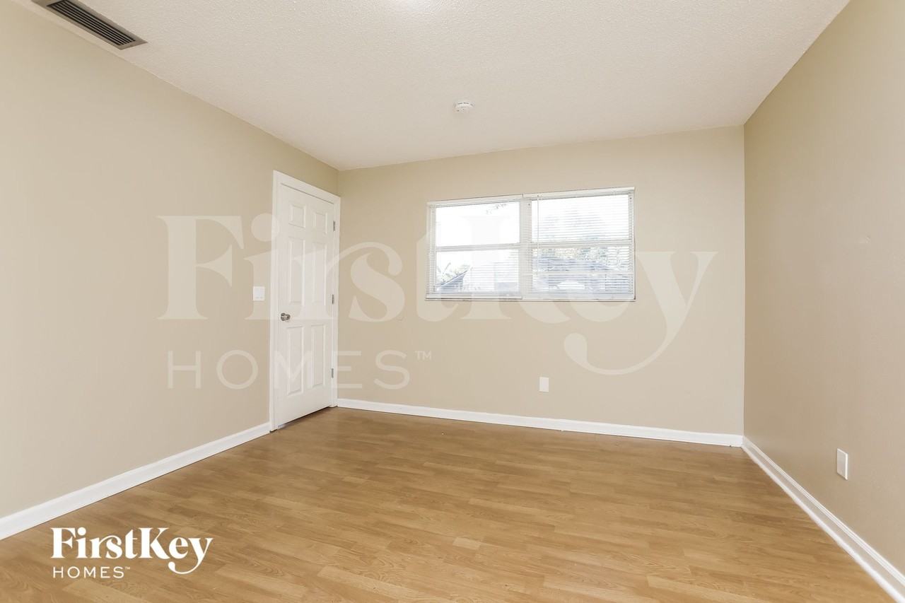 240 Donegal Ave - Photo 7 of 15