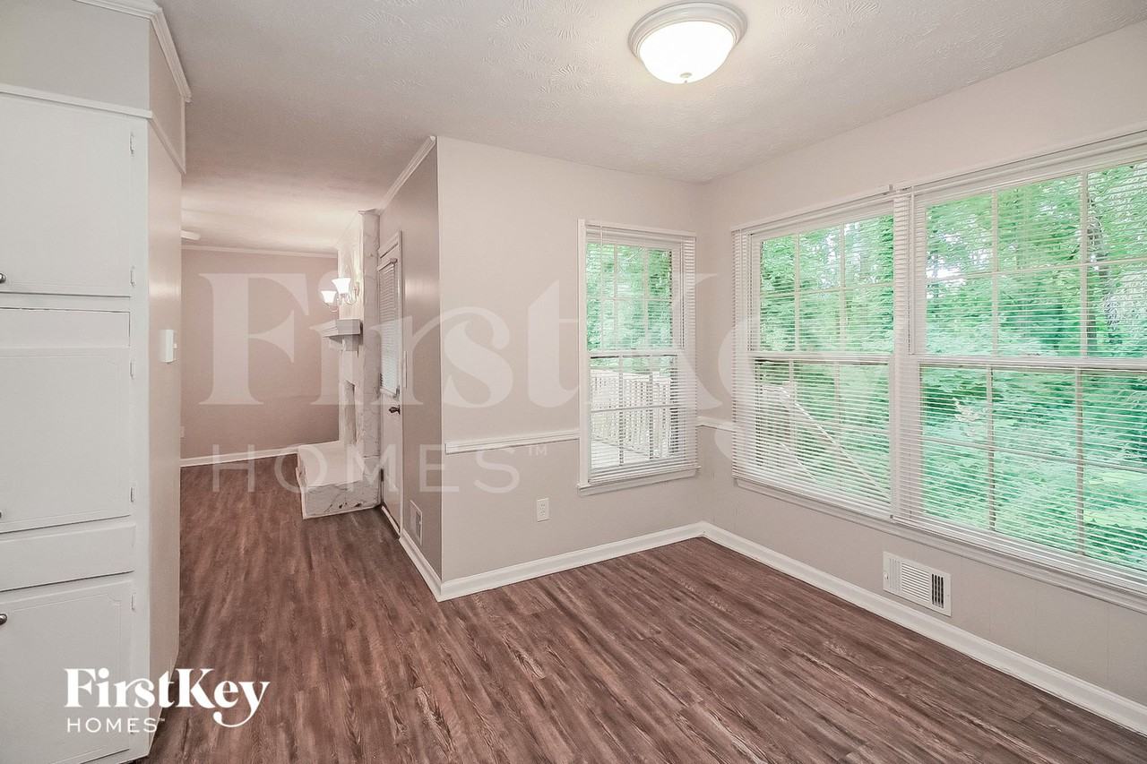 235 Sharon Dr - Photo 5 of 15