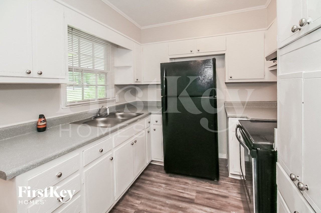 235 Sharon Dr - Photo 6 of 15