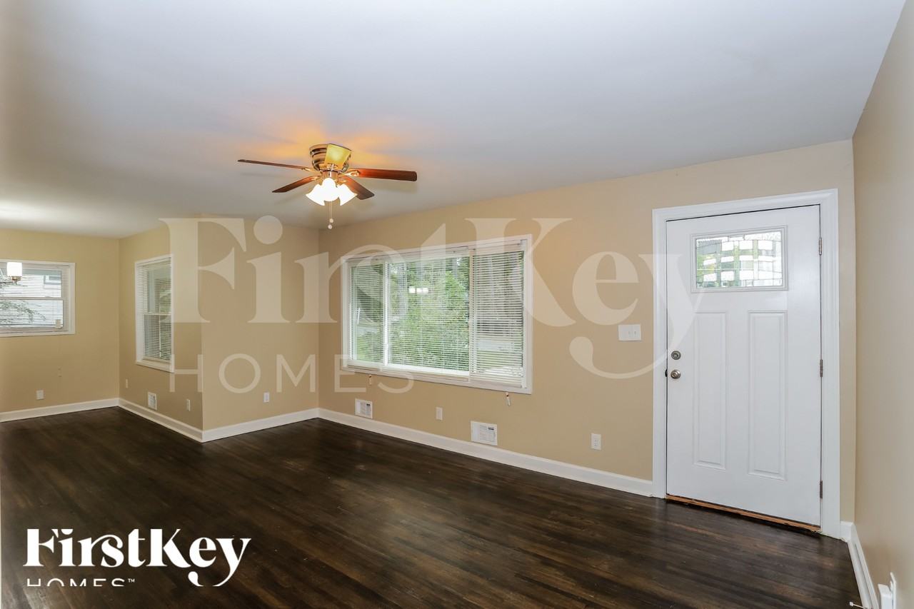 1855 Shamrock Dr - Photo 3 of 18