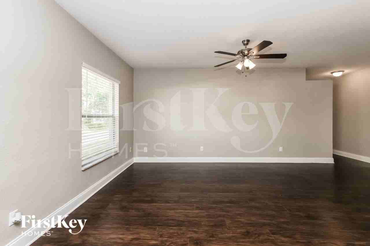 1553 S Cranberry Blvd - Photo 3 of 16