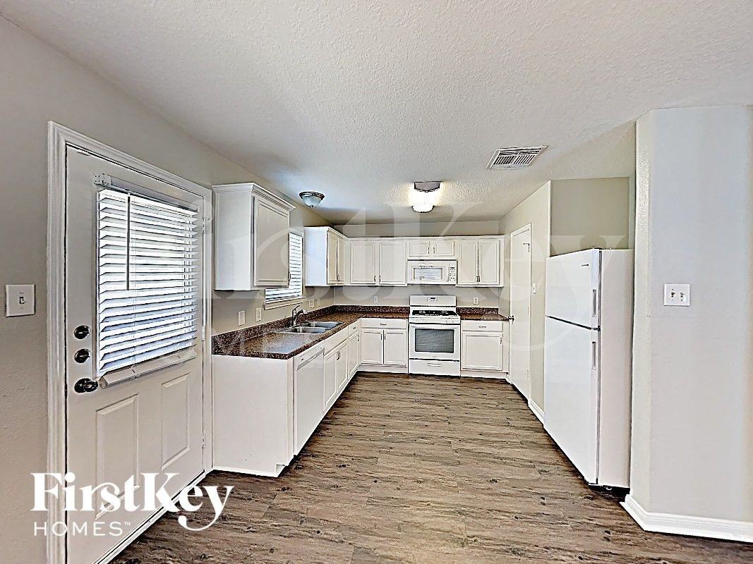 1438 Rocky Glen Ln - Photo 4 of 17