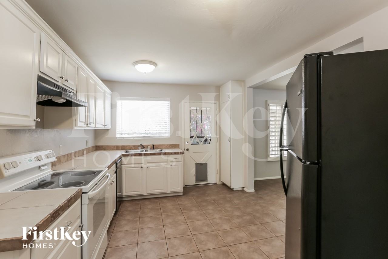 1357 W Sells Dr - Photo 4 of 15