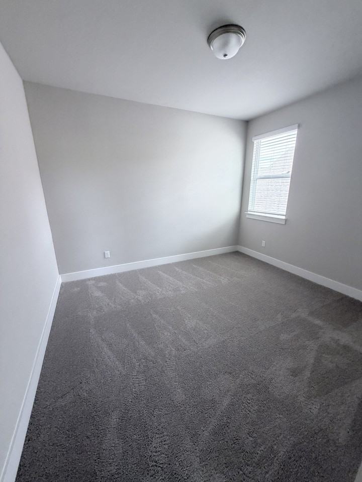 219 Pinnacle Ln - Photo 4 of 18