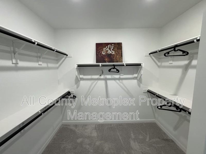 229 Invermore Dr - Photo 4 of 11