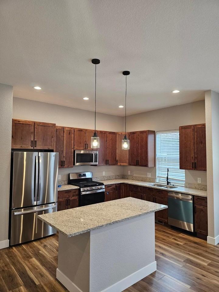 307 Spruce Meadow Grv - Photo 3 of 11