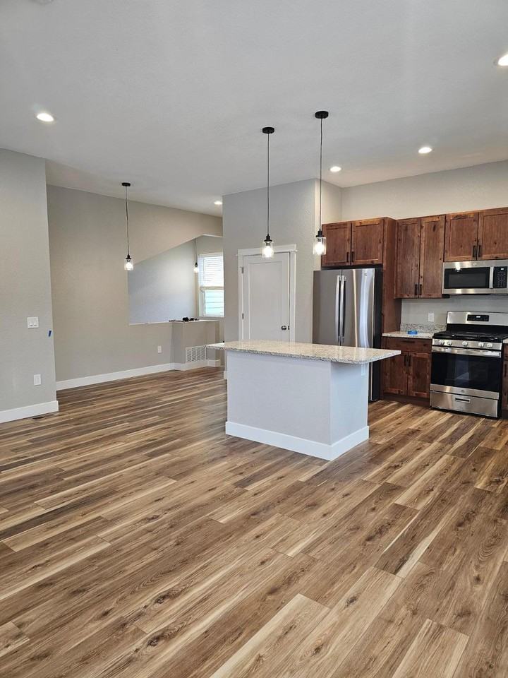 307 Spruce Meadow Grv - Photo 4 of 11