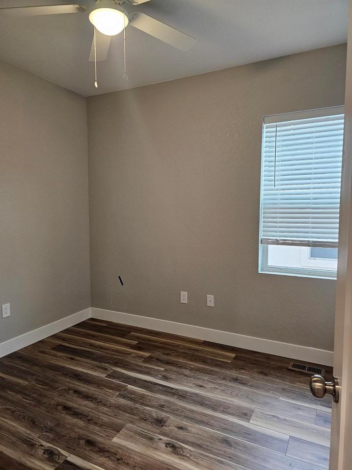 307 Spruce Meadow Grv - Photo 6 of 11