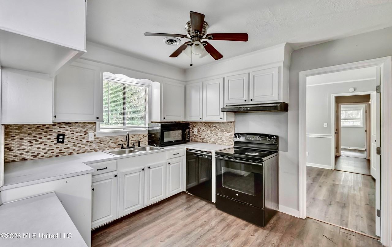 823 Dunton Rd - Photo 2 of 27