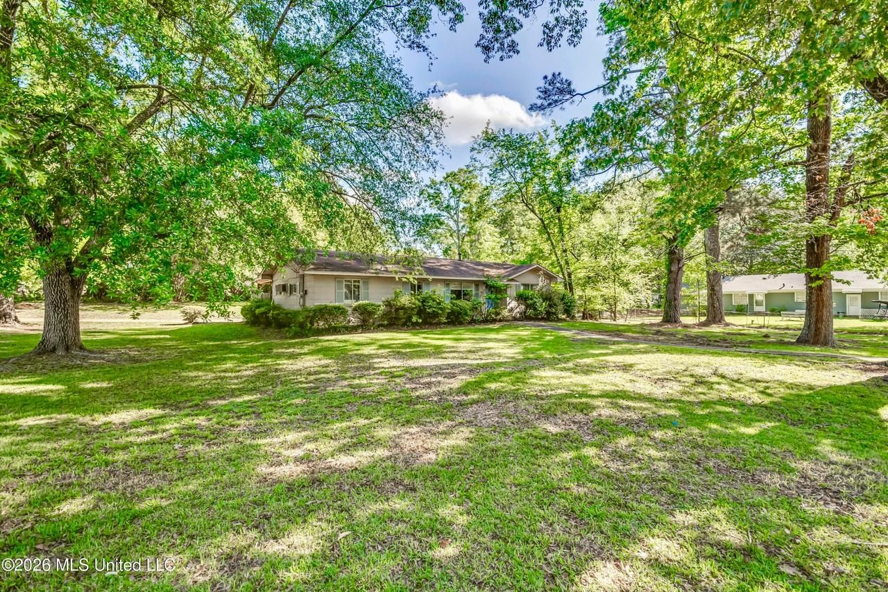 823 Dunton Rd - Photo 4 of 27