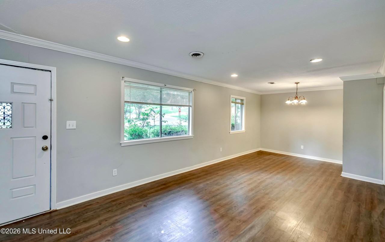 823 Dunton Rd - Photo 7 of 27