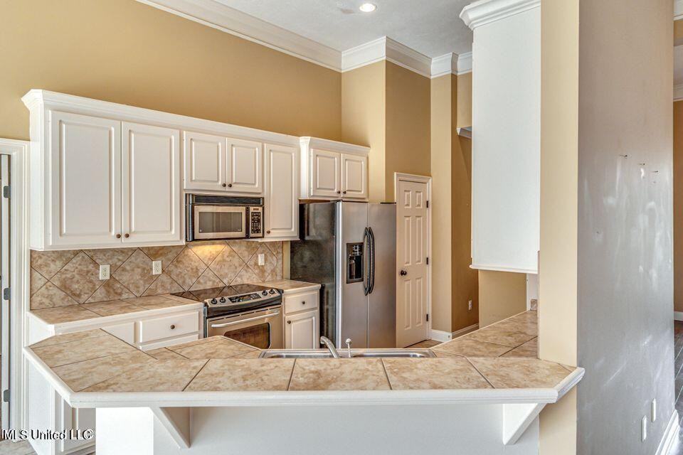 401 Ashtree Ln - Photo 2 of 47