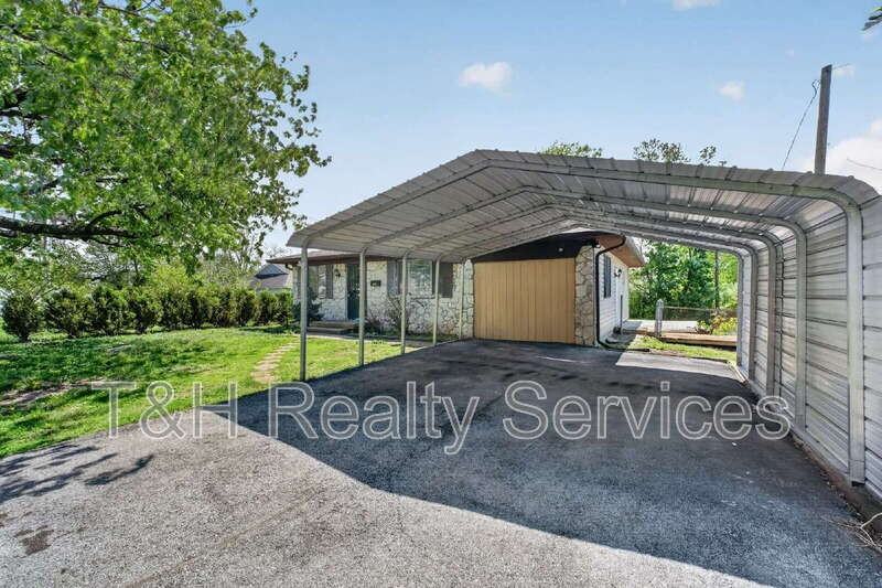 1655 Walker Ave - Photo 4 of 27