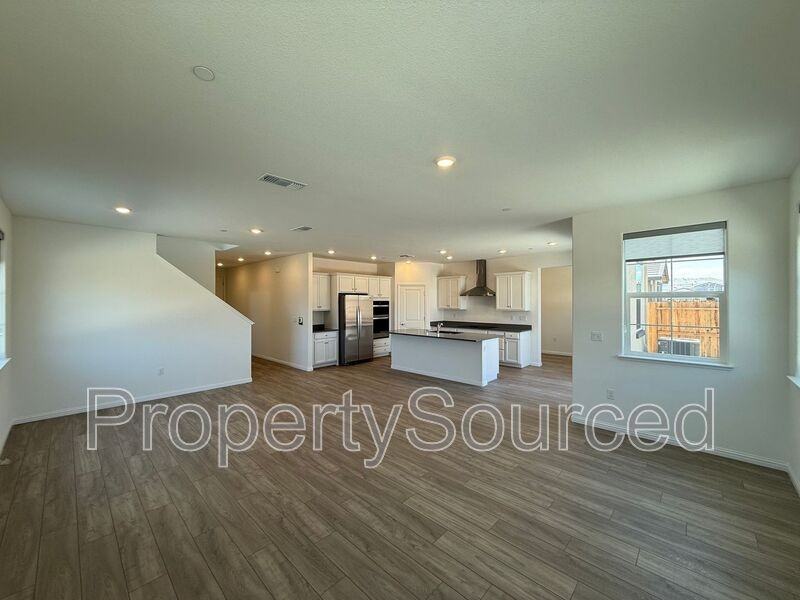 1567 Halo Pl - Photo 4 of 38