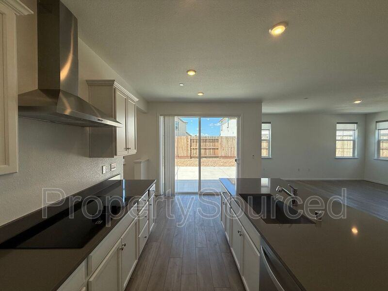 1567 Halo Pl - Photo 7 of 38