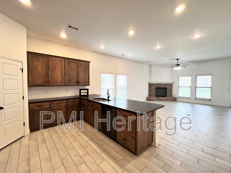 5909 Nw Reynolds St - Photo 3 of 22