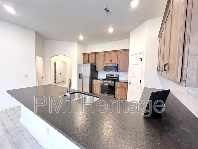 5909 Nw Reynolds St - Photo 5 of 22