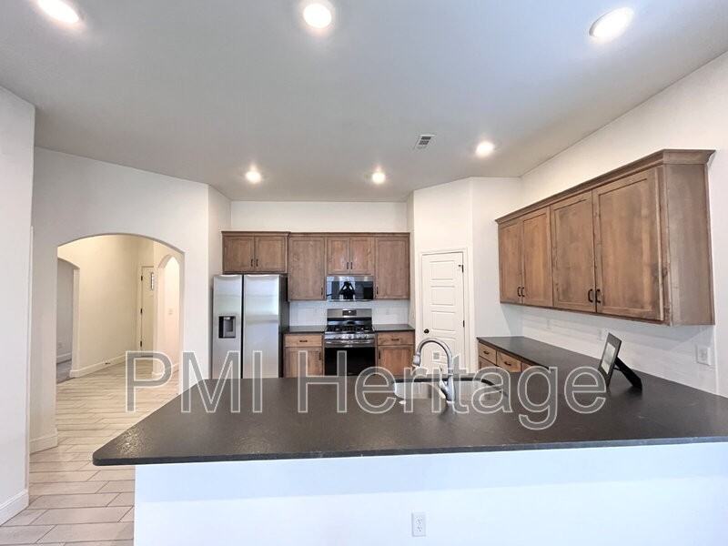 5909 Nw Reynolds St - Photo 6 of 22