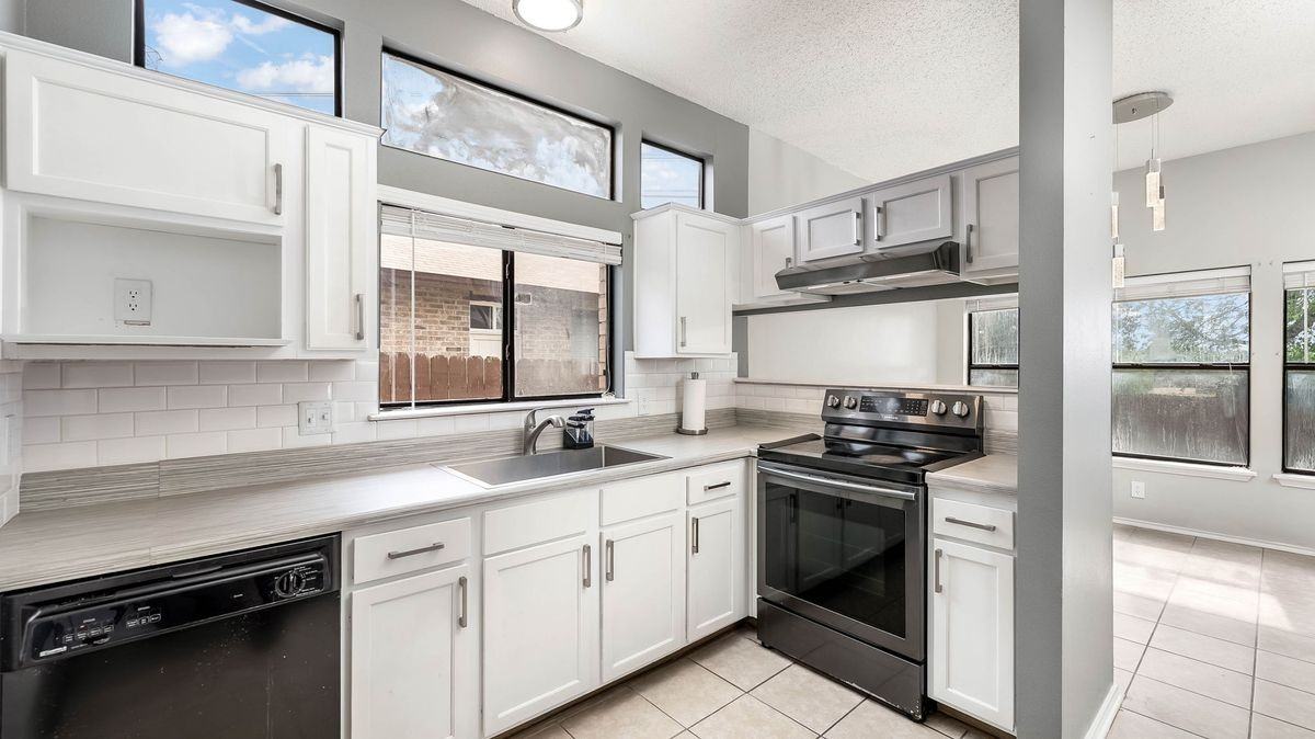 9806 Pebble Ridge Dr - Photo 2 of 3