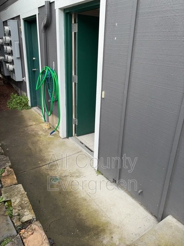 1015 9th St #B - Photo 3 of 18