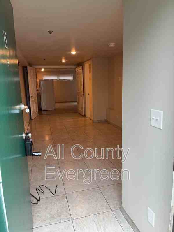 1015 9th St #B - Photo 4 of 18