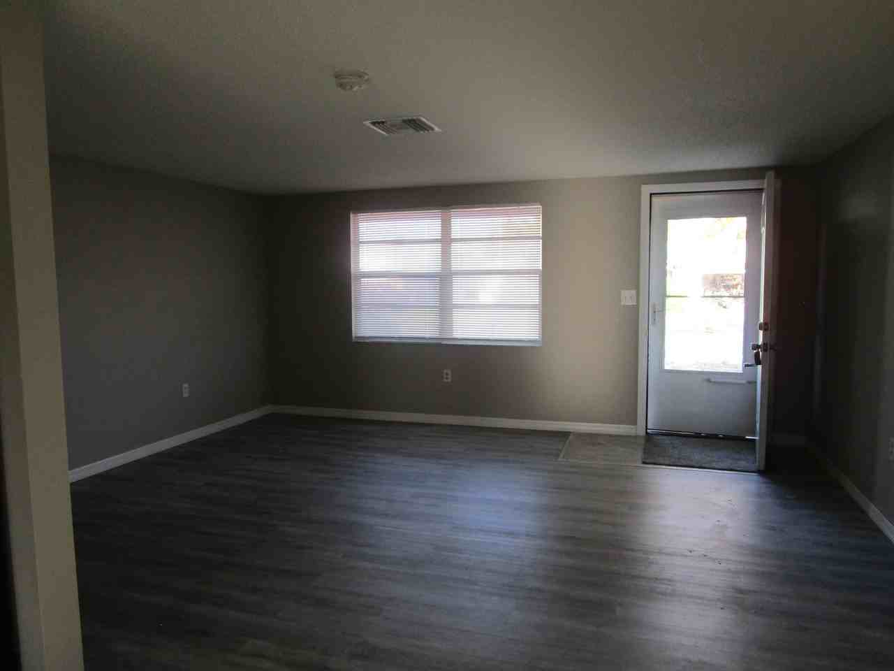 11611 Constance Dr - Photo 5 of 27