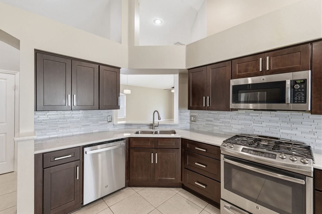 11906 Derbyshire Dr - Photo 7 of 26