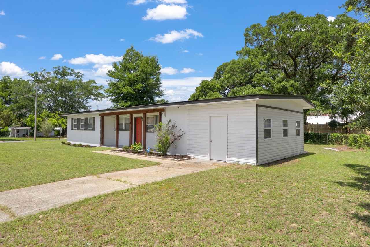 8 Goodman Ln - Photo 2 of 50