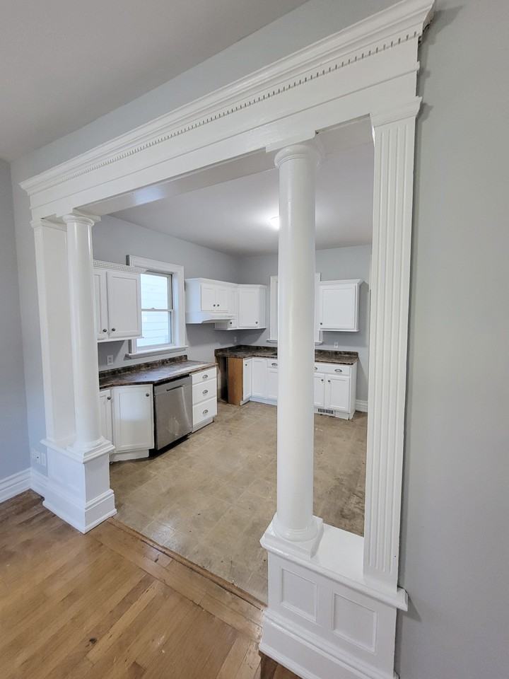 211 Park St - Photo 6 of 34