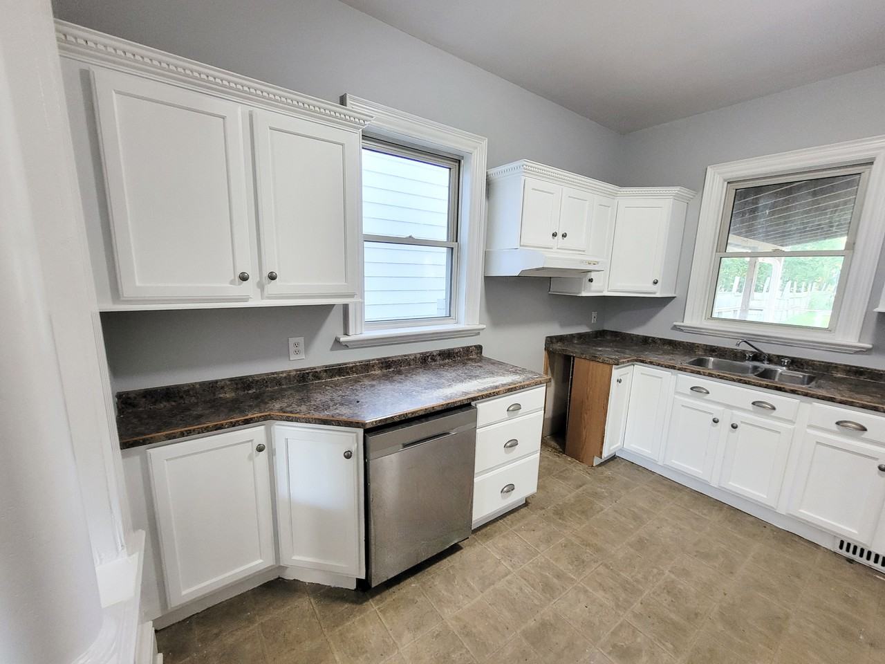 211 Park St - Photo 7 of 34