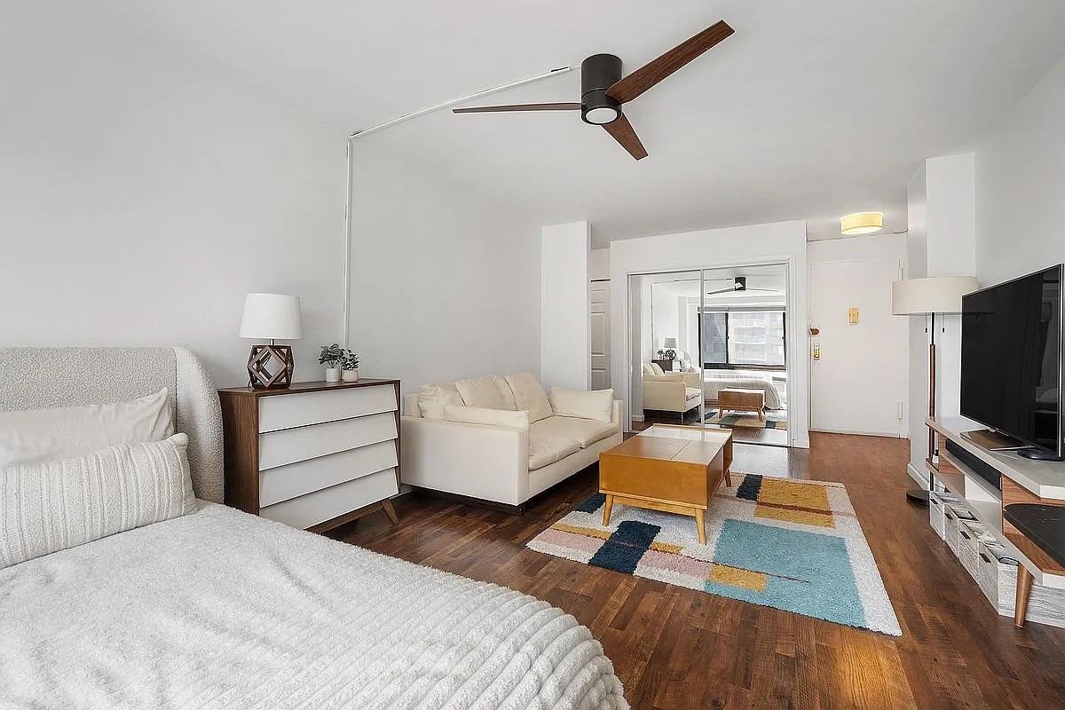 185 Hall St - Photo 2 of 6