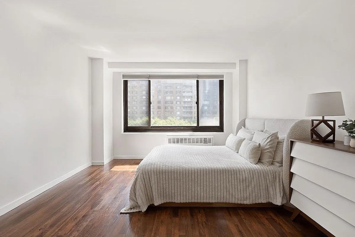 185 Hall St - Photo 3 of 6