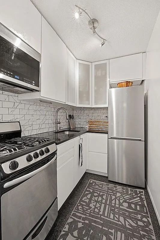 185 Hall St - Photo 4 of 6