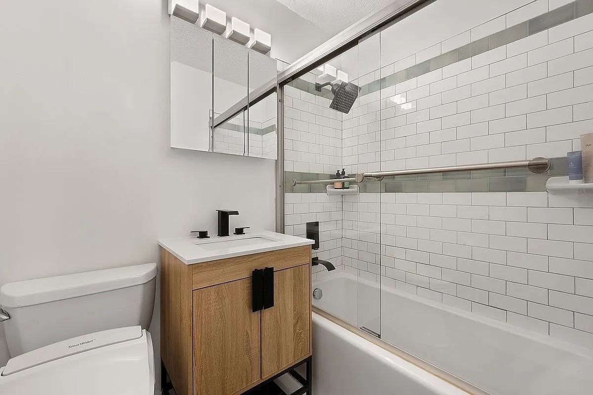 185 Hall St - Photo 5 of 6