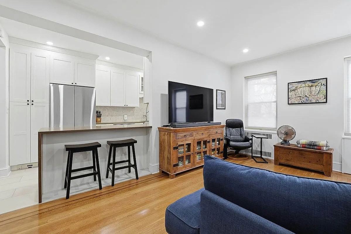 2540 31St Ave - Photo 3 of 10