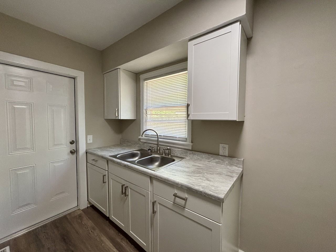 1423 41st St - Photo 3 of 6