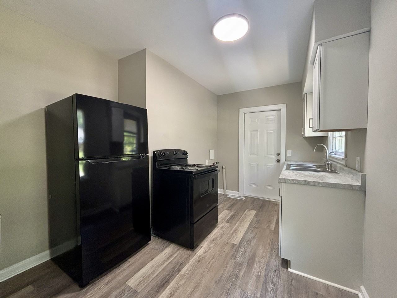 1423 41st St - Photo 4 of 6