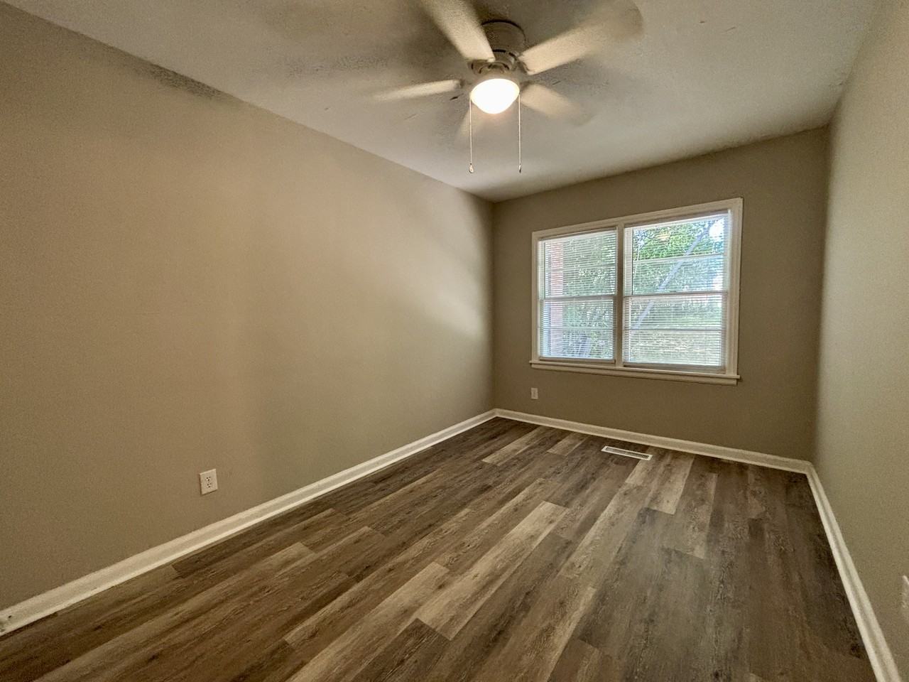 1423 41st St - Photo 5 of 6