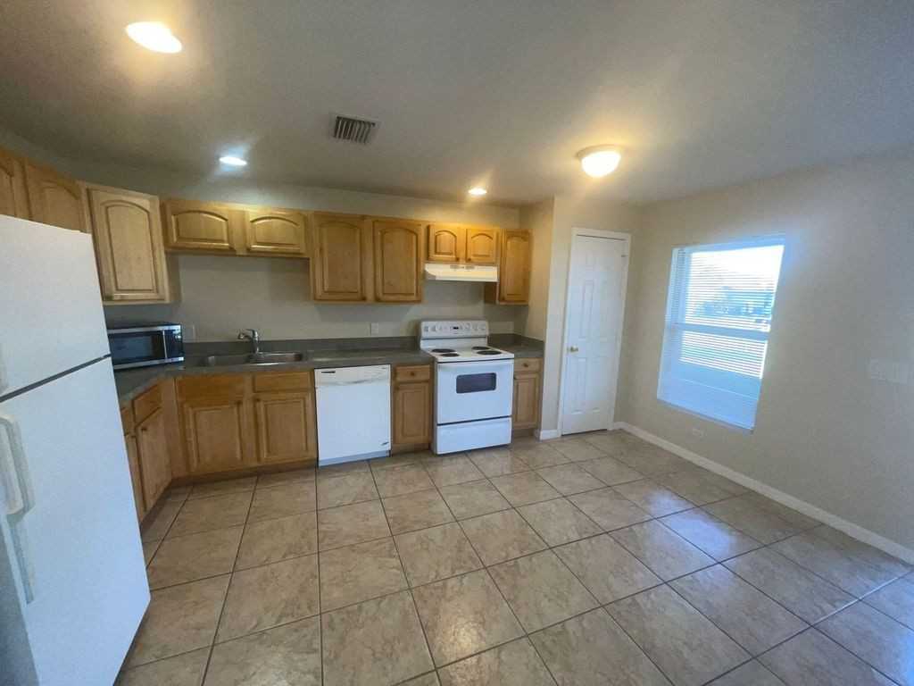 210 Hightower Ave S - Photo 4 of 18