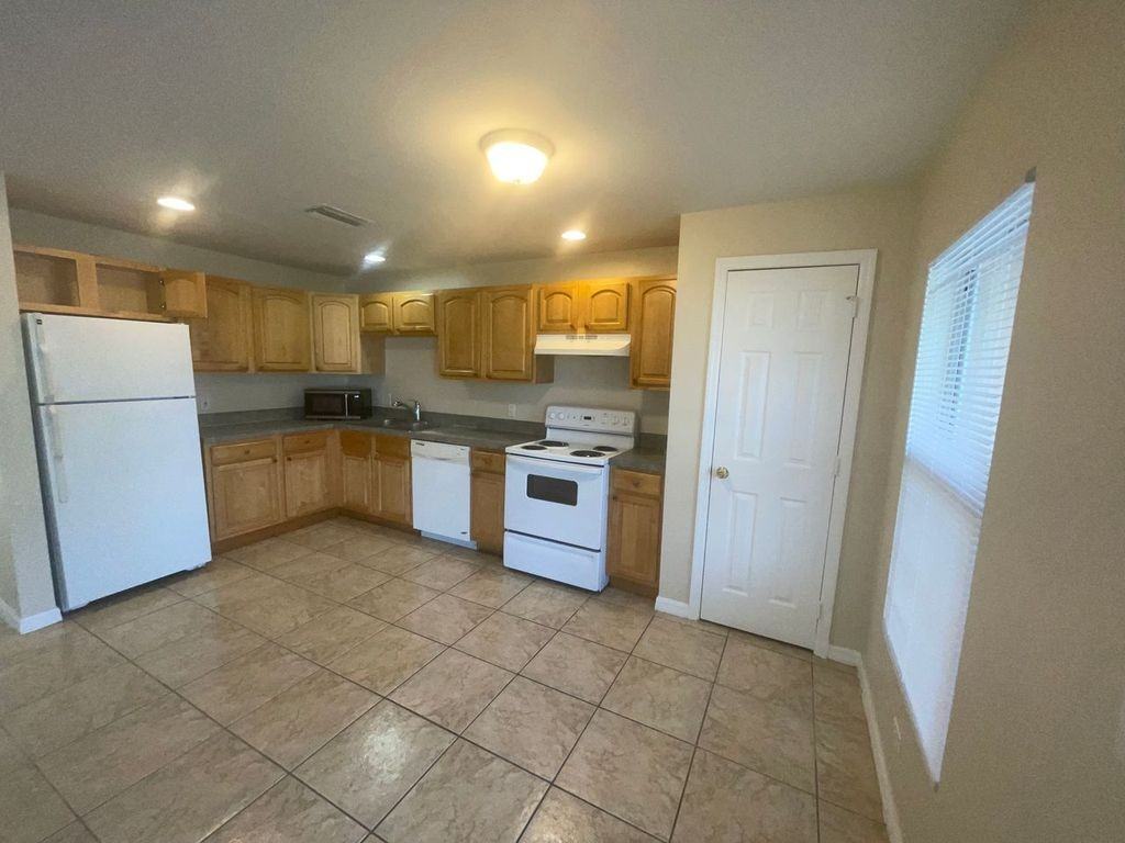 210 Hightower Ave S - Photo 5 of 18