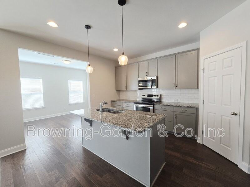 554 Oakvale Ln - Photo 3 of 19