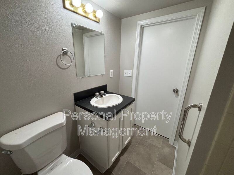 525 Nw 10th Ave #B - Photo 3 of 9