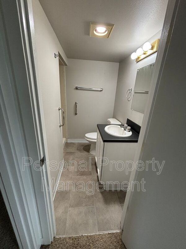 525 Nw 10th Ave #B - Photo 4 of 9