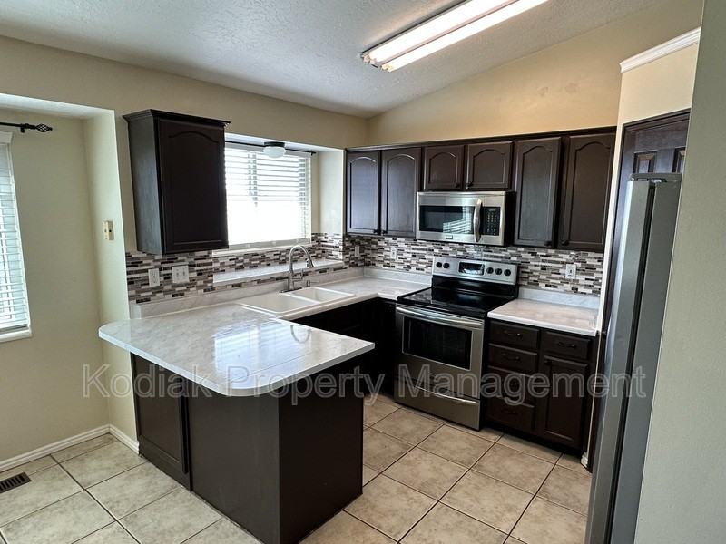 1941 Jenny Ln - Photo 4 of 20