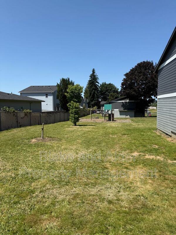 3879 Ne 152nd Ave - Photo 2 of 9