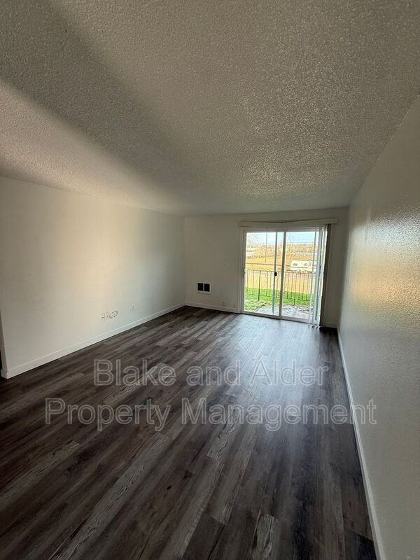 3879 Ne 152nd Ave - Photo 4 of 9